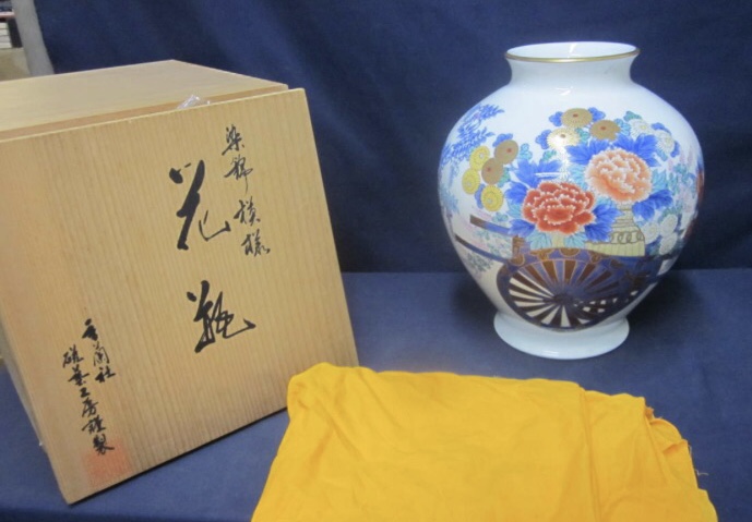 香蘭社 磁藝工房謹製 染錦模 様御車 花瓶 共箱