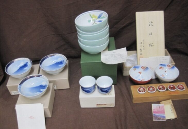 深川製磁 宮内庁御用達 花は桜 組仙茶碗 富士山 飯碗 丸小鉢揃 深皿 大空 ぐい呑 おちょこ 箸置き